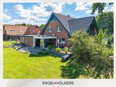 Raum für alle Lebensphasen: Zweifamilienhaus mit Wintergarten und Gartenidylle