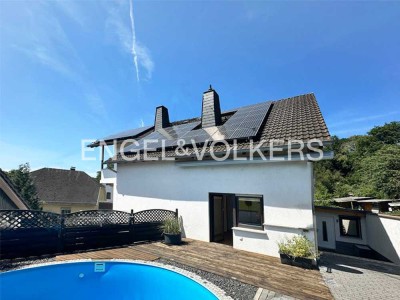 Modernisiertes Zweifamilienhaus mit Photovoltaik, Pool und Sauna in ruhiger Lage