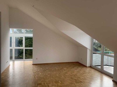 Helle, großzügige 2-Zimmer-Wohnung mit Balkon & Einbauküche