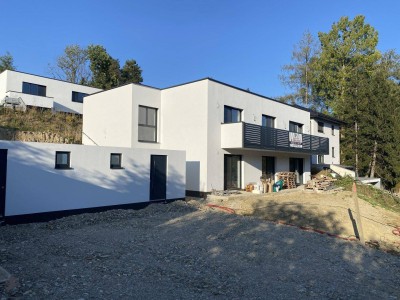 Modernes Zweifamilienhaus mit Gartenwohnungen – Erstbezug!