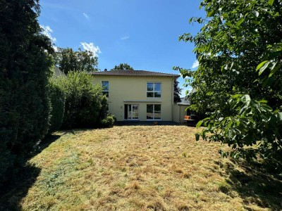 Großzügiges Einfamilienhaus in ruhiger Lage von Rheinbach mit Garten, zwei Garagen und 900 m² Fläche