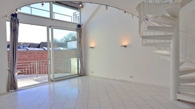 LICHTVERWÖHNTE 2-ZIMMER-DG-WOHNUNG PLUS GROSSER GALERIE, SCHÖNER TERRASSE UND EINBAUKÜCHE