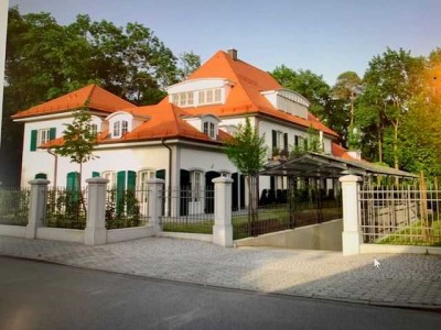 Große 4 Zimmerwohnung mit Südbalkon in wunderschöner Villa
