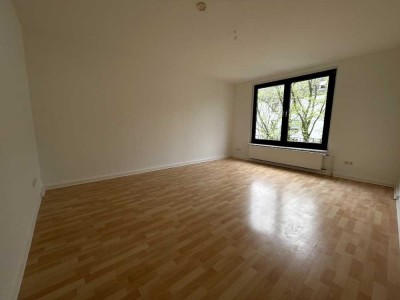 **FRISCH RENOVIERT** HELLE 2-ZIMMERWOHNUNG NAHE DES HELIOS KLINIKUMS IN KREFELD