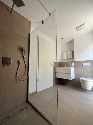 LETZTE WOHNUNG ZUM VERKAUF: Moderne und lichtdurchflutete 3-Zimmer-Wohnung mit Balkon