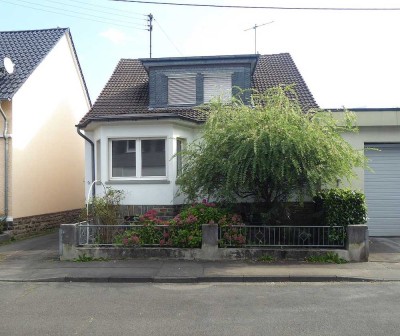 Fußläufige Ortslage: attraktives Haus mit Garage, Vorgarten und 408 m² pflegeleichtem Grundstück.