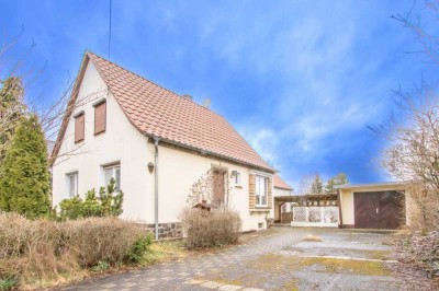 Charmantes Einfamilienhaus mit großem Garten, Garage und mit Raum für Modernisierungen.