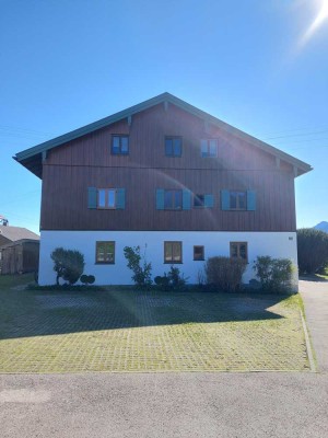 Schöne und gepflegte 5-Raum-Wohnung mit Balkon in Wackersberg