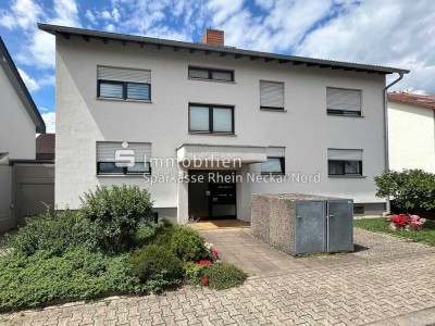 Erstbezug nach Sanierung: Helle Dachwohnung mit Loggia und Stellplatz