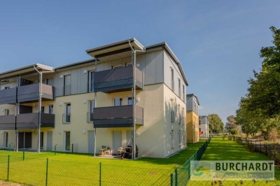 Die Natur als Nachbar: moderne Balkonwohnung in Effizienzhaus A+