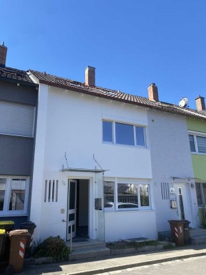 Exklusives, modernisiertes 5,5-Raum-Reihenhaus mit EBK in Neusäß