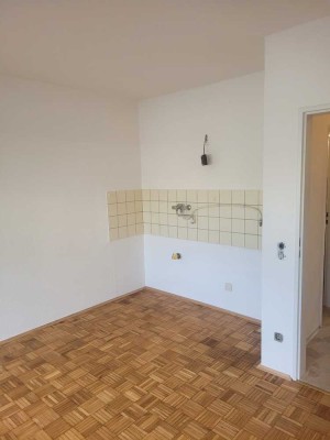 Sanierte 1-Raum-Erdgeschosswohnung mit neuer Einbauküche in Langenfeld