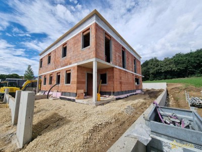 LETZTES HAUS VERFÜGBAR! IDEAL FÜR FAMILIEN! 5-ZIMMER-ZIEGELHAUS MIT UNVERBAUBAREN AUSBLICK. MIT KELLER, BALKON, TERRASSE, CARPORT UND GROSSEM GARTEN.