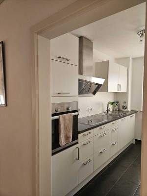 Vollständig renovierte 3-Raum-Wohnung mit Balkon und Einbauküche in Hannover