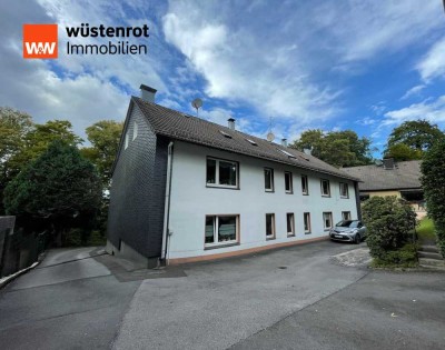 Gepflegtes Mehrfamilienhaus mit 4 Whg., Balkonen u. 3 Garagen, Selbstnutzung möglich