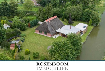 Historisches Reetdachhaus mit parkähnlichem Garten und direkter Wasserlage