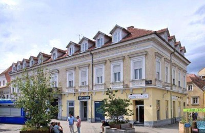 2 ZIMMER-Altbau, neuwertige Einbauküche, neuwertige Sanitäranlagen, Laubengang (als Balkonersatz)!