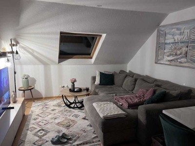 Nachmieter ab 1. November gesucht – 2-Zimmer-Dachgeschosswohnung , 2 Min. zur Uniklinik Homburg