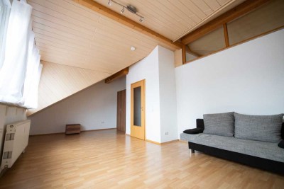 Helle 1-Zimmer Dachgeschoßwohnung mit Balkon und Einbauküche
