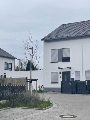 Neubau mit schöner Südwest-Ausrichtung und ruhiger Feldlage