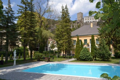 SACHER-RESIDENZ MIT PARKANLAGE UND OUTDOOR-POOL