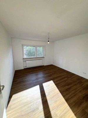 Helle kernsanierte 4 Zimmer Wohnung mit Balkon