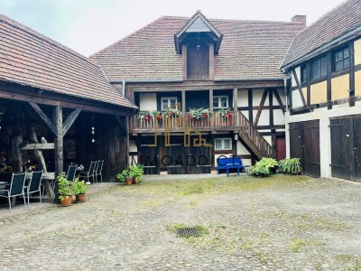Historischer Vierseitenhof in Fachwerkbauweise