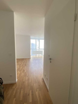 Frisch-Sanierte 1-Zimmer Wohnung (inkl. Tiefgaragenplatz) vorteilhafter Stadtrandlage