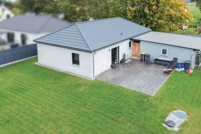 Ebenerdig wohnen in Feldrandlage: Energieeffizienter 4-Zi.-Bungalow mit großen Garten nahe Parchim