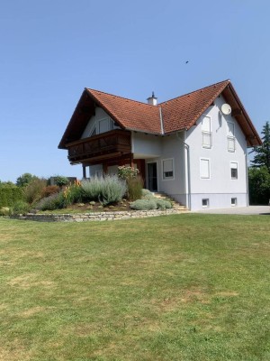 Exquisites Einfamilienhaus mit kleinem Nebengebäude und großem Grund