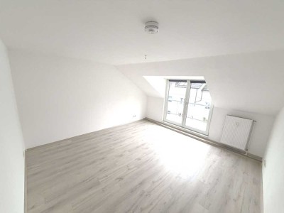 Helle, frisch renovierte 2,0 Zi-WHG mit Einbauküche u. Balkon in ruhiger Strasse