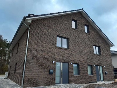 TOLLE LAGE, NEUWERTIGE DHH, HÖCHSTER STANDARD, VIEL PLATZ