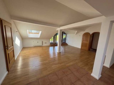 Besondere Dachwohnung mit Südgiebel, Bergblick & großem Garten