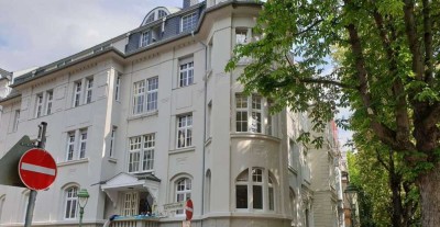 Denkmalschutzaltbau: große, helle Wohnung mit Balkon und Garage