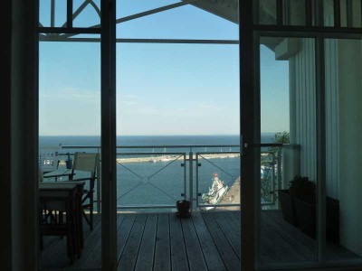 Möblierte Wohnung auf Zeit: schickes Penthouse in der ersten Reihe über dem Segelhafen!