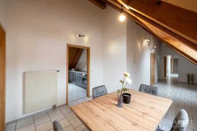 Sehr gepflegte Wohnung mit viel Licht, Balkon & Garage!