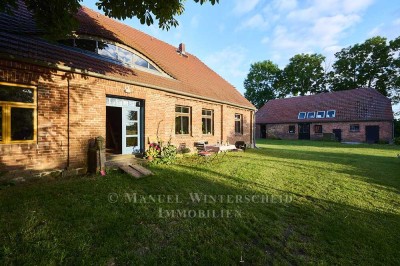 Mecklenburger Bauernhaus und Nebengelass in der Gegend um Tarnow