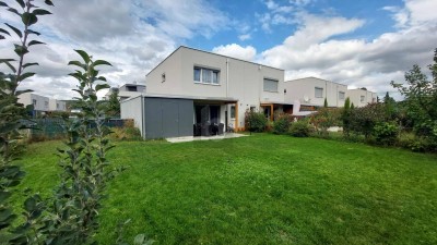 NIEDRIGENERGIE, NEUWERTIG, VOLLMÖBLIERT MIT GARTEN