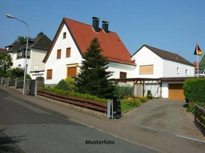 Einfamilienhaus mit unterkellerter Terrasse und Carport