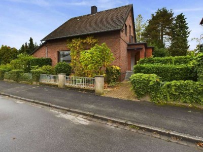 Küss mich wach! Freistehendes Einfamilienhaus mit großer Garage und viel Potential!
