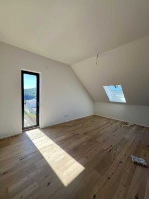 Exklusive 4-Zimmer-Wohnung mit Loggia und traumhaftem Blick auf die Hohenburg!