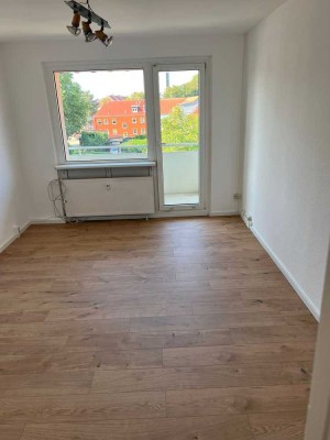 frisch sanierte 2 Zimmer Wohnung mit EBK und Balkon