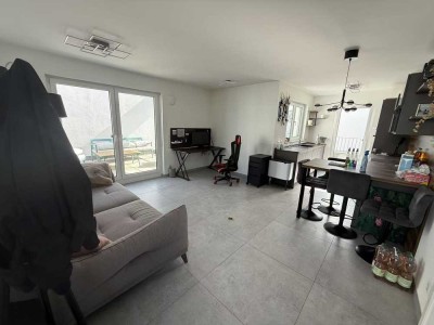 Preiswerte 2-Zimmer-Penthouse-Wohnung mit gehobener Innenausstattung mit EBK in Monheim am Rhein