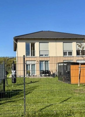 140qm Neubau-Doppelhaushälfte mit 5 Zimmern inkl. Einbauküche, 2 Stellplätzen, Zaun