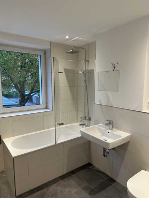 von Privat:  Hochwertig sanierte 4- Zi Wohnung mit Blick ins Grüne