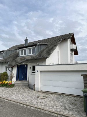 Schöne Doppelhaushälfte im Grünen mit 2 Balkonen, Terrasse, Doppelgarage und Garten