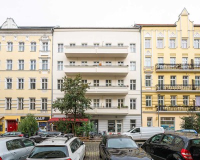 Leben im bunten Kiez - freie 2-Zi.-Altbauwohnung mit Balkon in Friedrichshain