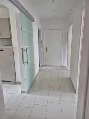 Gut geschnittene 3 Zimmer Wohnung mit Einbauküche und Balkon in verkehrsberuhigter Lage
