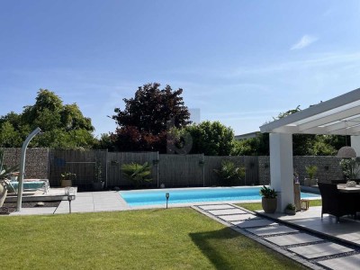 MODERN, MIT POOL UND GARTEN