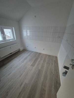 Kleine  modernisierte 2  ZKB Wohnung im  4.OG Dachgeschoß ohne Aufzug zu vermieten